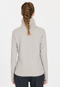 Lichtgrijze langesleeve sweater met hoge kraag en een gladde textuur, met aansluitende mouwen en een gestroomlijnde silhouet.