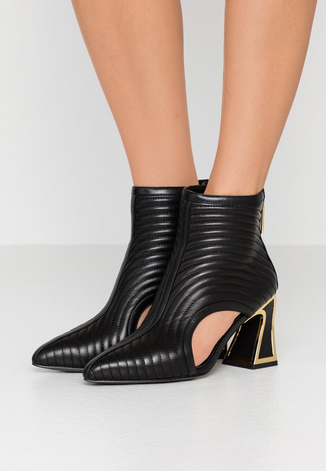 SITA - Botines bajos - black/gold