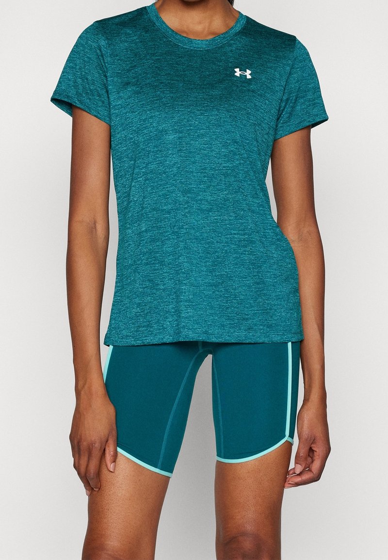 Teel-farbenes Sport-T-Shirt mit kurzen Ärmeln, aus strukturiertem Stoff, kombiniert mit teal-farbenen Shorts mit hellblauen Akzenten und einem taillierten Design.