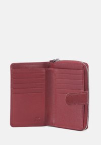 Rode leren portemonnee met een gestructureerd oppervlak, voorzien van meerdere kaartsleuven, een ritssluiting en een drukknoop voor extra beveiliging.