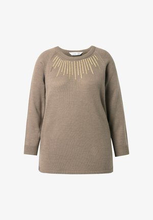 Beige strikket sweater med rund hals og lange ærmer, prydet med gyldne dekorative sting i et solstrålemønster langs halsudskæringen.