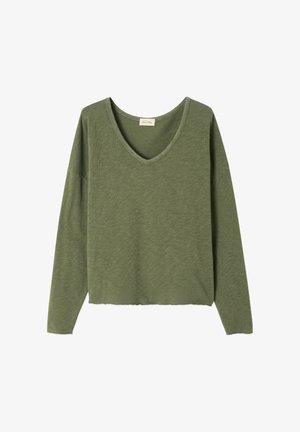 Oliivroheline pika varrukaga V-kaelusega särk, millel on lõdva lõikega, valmistatud tekstuursetest kangast; omab sirget ääret ja laiu varrukaid.