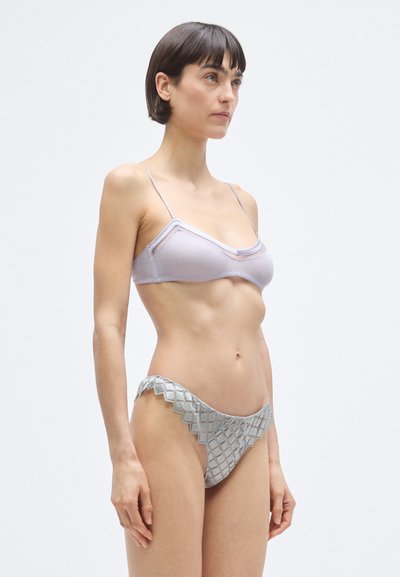 Világos levendula színű, vékony pántos melltartó, ezüst csipkés, gyémántmintás és hullámos szélű hipster bugyival párosítva.