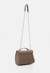 Hnedá prešívaná kabelka s koženým držadlom a zlatým reťazovým popruhom. Obsahuje klapkové uzatváranie a obdĺžnikový tvar. Hladký povrch.