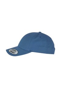 Pălărie de baseball albastră din material textil, cu o margine curbată, curea ajustabilă și un ventilație rotundă în partea de sus; are o etichetă logo pe față.