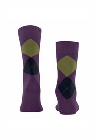 Ein Paar lila Socken mit grünen und schwarzen Argyle-Diamantmustern, aufrecht vor einem weißen Hintergrund präsentiert.