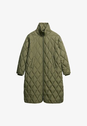 Gepolsterter olivgrüner Mantel mit hohem Kragen, durchgehendem Reißverschluss und Seitentaschen. Besitzt ein Rautenmuster und weite, lockere Ärmel.