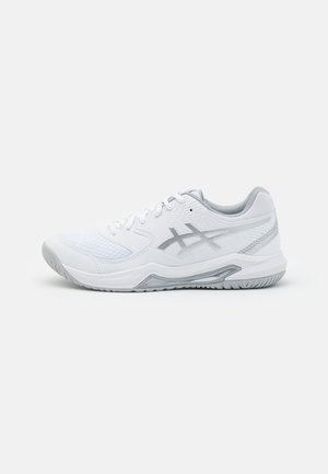Shoe desportivo branco com materiais de malha e sintéticos, apresenta detalhes e atacadores cinzas, sola texturizada, design curvado e detalhe do logotipo.