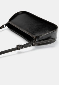 Zwarte leren rechthoekige tas met een gladde textuur, gestikte randen en een afneembare schouderriem. Open interieur, geen aanvullende details.
