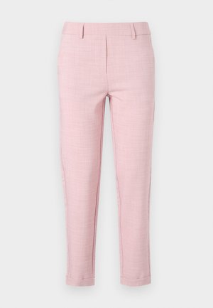 Hose in hellrosa, aus einem strukturierten Stoff. Gerader Schnitt mit einem Bund, vorderen Falten und schmal zulaufenden Beinen. Keine sichtbaren Taschen.