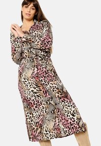 Abito maxi con stampa animale mista nei toni del rosa, nero e beige. Maniche lunghe, colletto e dettaglio con cintura in vita. Tessuto liscio, vestibilità ampia.