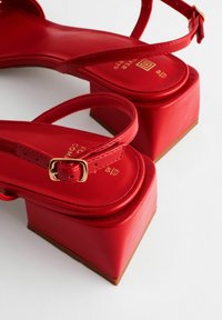 Next FOREVER COMFORT FLARE BLOCK - REGULAR FIT - Páskové sandály  - red