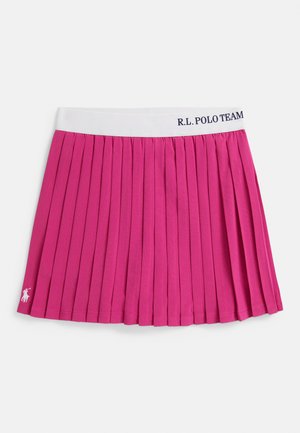 Élénk rózsaszín, redős teniszszoknya fehér elasztikus derékpánttal, rajta "R.L. POLO TEAM" felirattal és egy kis fehér logóval díszítve.