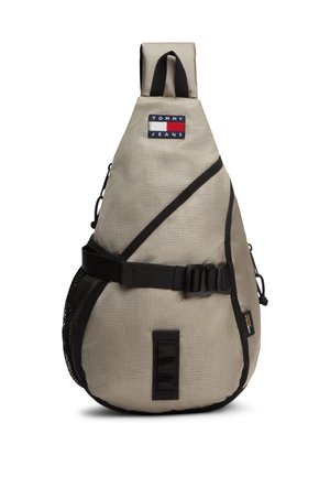 Μπεζ σάκος ώμου Tommy Jeans με μαύρο περίγραμμα, ρυθμιζόμενο λουρί, πόρπη, δίχτυ πλαϊνή τσέπη και μπροστινό ετικέτα με λογότυπο.