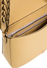 Borsa a tracolla in pelle gialla con manico intrecciato, tasca interna con zip e bordi neri a contrasto. Texture liscia e accessori minimal.