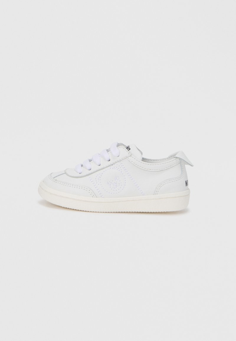 Άσπρο δερμάτινο αθλητικό παπούτσι με λευκά κορδόνια, στρογγυλεμένη μύτη, υφή στη σόλα και λεπτομέρεια λογότυπου στο πλάι. Μινιμαλιστικός σχεδιασμός με λεία επιφάνεια και λαστιχένιες λεπτομέρειες.