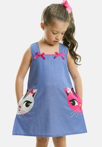 Denim kjole med lyserøde sløjfer, som har en grå kat og en lyserød kat trykt på lommerne. A-formet stil, uden ærmer.