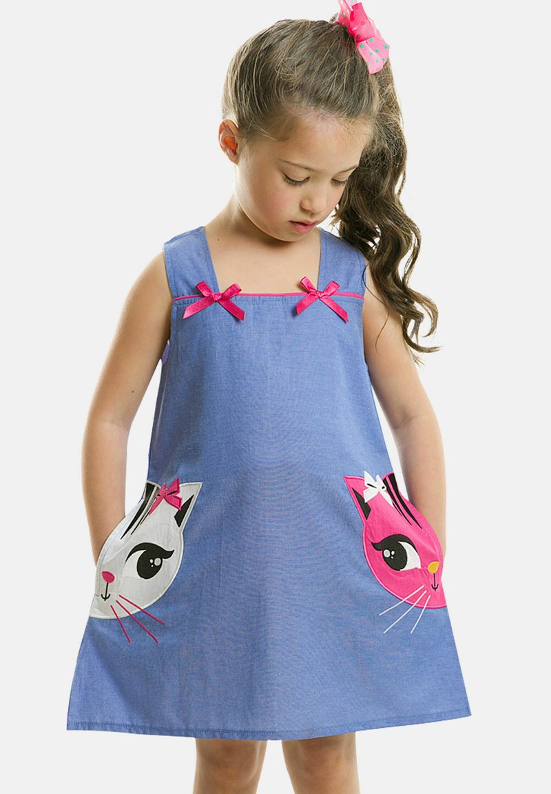Denim kjole med lyserøde sløjfer, som har en grå kat og en lyserød kat trykt på lommerne. A-formet stil, uden ærmer.