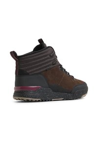 Brązowe zamszowe sneakersy w stylu high-top z teksturowanym czarnym i ciemnoszarym siateczkowym wierzchem, z bordowym akcentem na pięcie i nakrapianą podeszwą.
