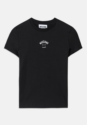 Camiseta de algodón negra con mangas cortas. Presenta un estampado de logo blanco "MOSCHINO Jeans 86-23" centrado en el pecho. Diseño simple.