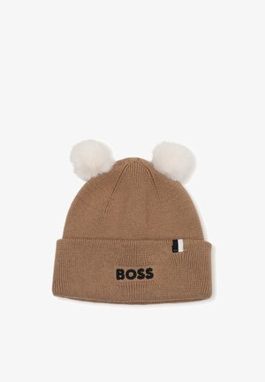 Bonnet tricoté marron avec deux pompons blancs sur le dessus et le mot "BOSS" brodé en noir sur le revers plié.