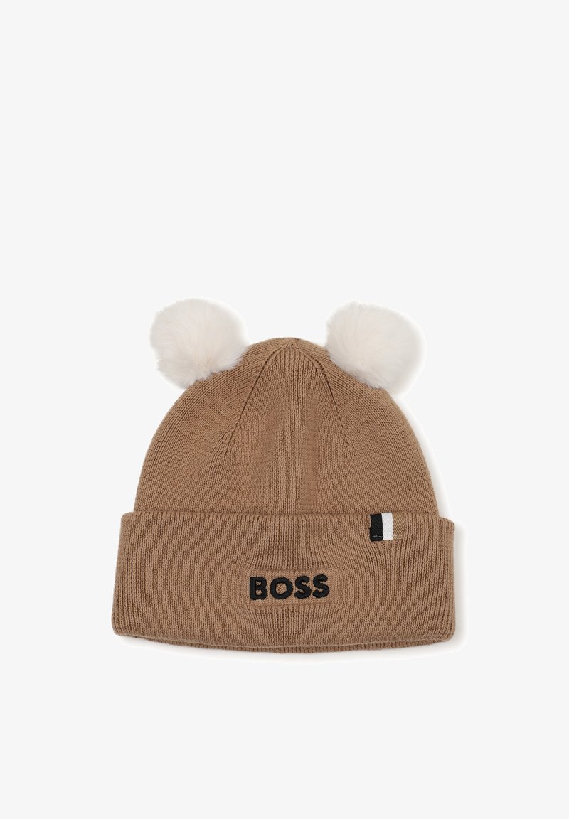 Bonnet tricoté marron avec deux pompons blancs sur le dessus et le mot "BOSS" brodé en noir sur le revers plié.