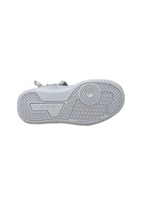 Suola di sneaker bianca con un motivo di grip testurizzato, caratterizzata da un emblema circolare centrale e un logo di marca prominente. Elementi di design distintivi inclusi.