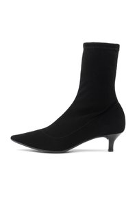 Černé kotníkové boty vyrobené z měkké tkaniny, s špičatou špičkou a štíhlým podpatkem. Doplňují je přiléhavý svršek a bezšvý design pro elegantní vzhled.