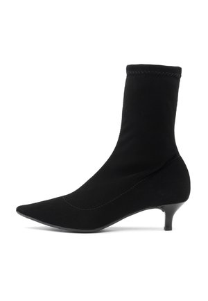 Stivaletto nero realizzato in morbido tessuto con punta affusolata e tacco sottile. Presenta un gambale aderente e un design senza cuciture per un aspetto elegante.