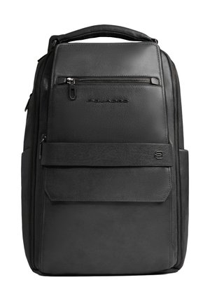 Sac à dos en cuir noir avec poignée supérieure, poche zippée avant, sangle horizontale et logo Piquadro sur le panneau avant.