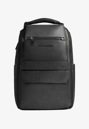 Mochila de cuero negro con asa superior, bolsillo frontal con cremallera, correa horizontal y logotipo de Piquadro en el panel frontal.