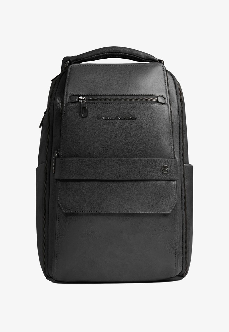 Schwarzer Leder-Rucksack mit oben liegendem Griff, vordere Reißverschlusstasche, horizontaler Riemen und Piquadro-Logo auf der Vorderseite.