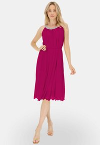 Fuksjowa sukienka z dekoltem na halter, plisowanym materiałem, ozdobnym wykończeniem dekoltu oraz talią podkreśloną paskiem, z rozkloszowanym dołem i falbaniastym wykończeniem.
