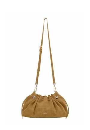 Braune weiche Lederschultertasche mit gerafftem oberen Teil, verstellbarem Riemen und kleinem Metallmarkenlogo mittig vorne.
