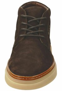 Braune Wildleder-Ankle Boots mit runder Spitze, Schnürdesign und einer beigefarbenen Gummisohle mit leichtem Glanz. Mit detaillierter Nahtverarbeitung akzentuiert.