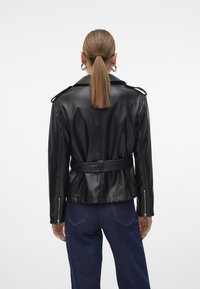 Vero Moda VMDEMIFIE SHORT COATED JACKET - Dirbtinės odos striukė - black