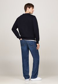 Tommy Hilfiger FLAG EMBRO - Sweatshirt - desert sky