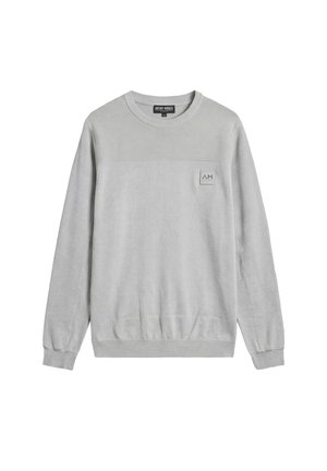 Jersey de cuello redondo de manga larga en gris claro con textura acanalada en los hombros y las mangas, y pequeño parche cuadrado con logo en el pecho izquierdo.