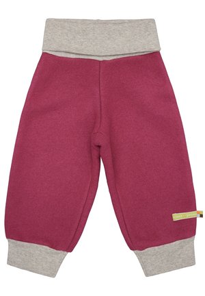 Bordowe polarowe spodnie dziecięce z szarą elastyczną talią i mankietami, z małą metką "głośny + dumny" obok prawego mankietu.