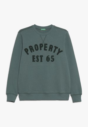 Sweatshirt vert foncé à col rond avec texte noir "PROPERTY EST 65" sur le devant, poignets et ourlet côtelés, et détails de couture visibles.