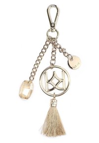 Lănțișor metalic cu un cârlig de tip homar, având un pandantiv circular, o piatră transparentă cu fațete și o franjuri bej. Accente în finisaj argintiu.