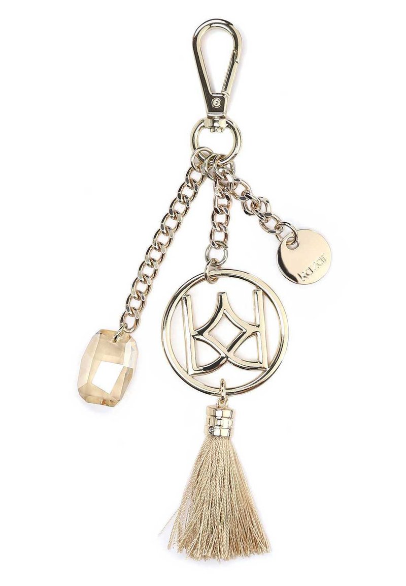 Lănțișor metalic cu un cârlig de tip homar, având un pandantiv circular, o piatră transparentă cu fațete și o franjuri bej. Accente în finisaj argintiu.