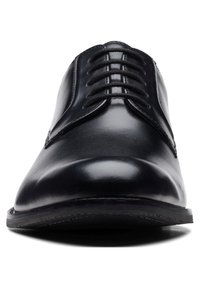 Scarpa da uomo in pelle nera con superficie liscia, chiusura tradizionale con lacci, punta arrotondata e suola in gomma sottile.