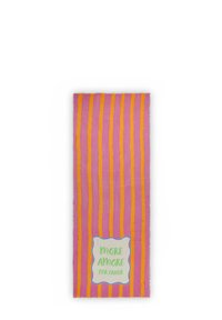 Écharpe rayée en rose et orange, avec des bords frangés, portant le texte "MORE AMORE POR FAVOR" en vert sur une forme bulle blanche. Tissu léger.