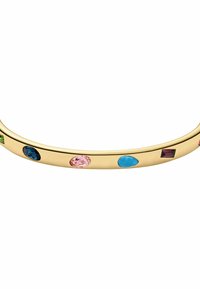 Guldtonad bangle med fem ädelstenar: grön, blå, rosa, turkos och mörkröd. Slät, böljande design med polerad finish.