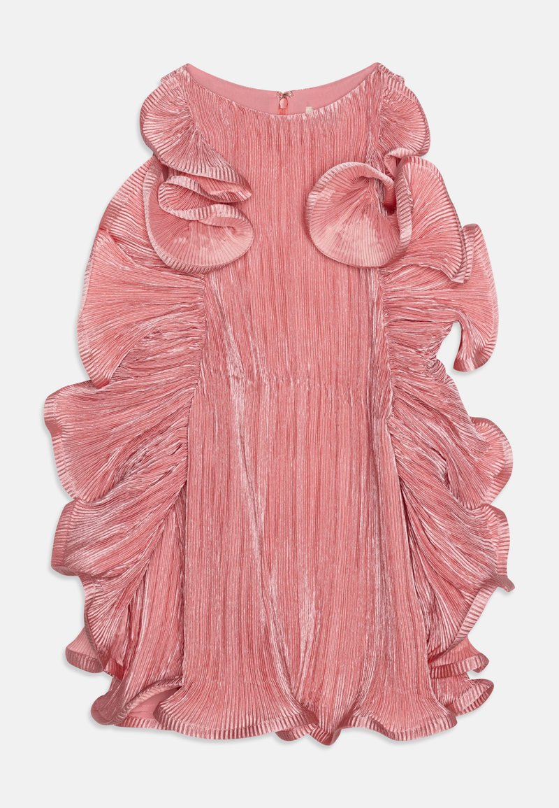 Vestido plissado rosa com detalhes em babados, gola redonda e zíper oculto. O tecido possui um acabamento macio e texturizado.