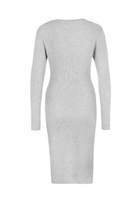 Graues, geripptes Strickkleid mit langen Ärmeln, figurbetontem Schnitt und rundem Ausschnitt, knielang. Glatte Textur. Ohne Muster.