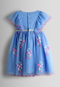 Blaues Kleid aus leichtem Stoff mit gerafften Ärmeln, verziert mit Blumenstickerei und geschwungenem Saum. Rücken mit Knopfverschluss und goldenem Akzent.