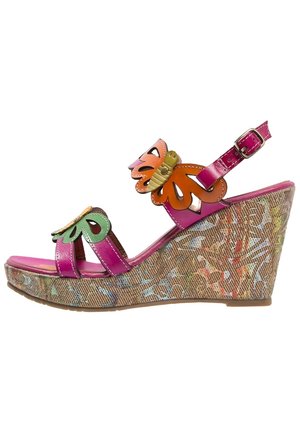 Pink kilehøj sandal med sål med blomsterprint, dekoreret med farverige butterfly-formede læderremme og spænde omkring anklen.