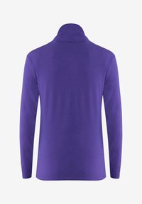 Lila långärmad skjorta med hög krage, tillverkad av mjukt material. Har en enkel, skräddarsydd design utan mönster eller synliga detaljer.